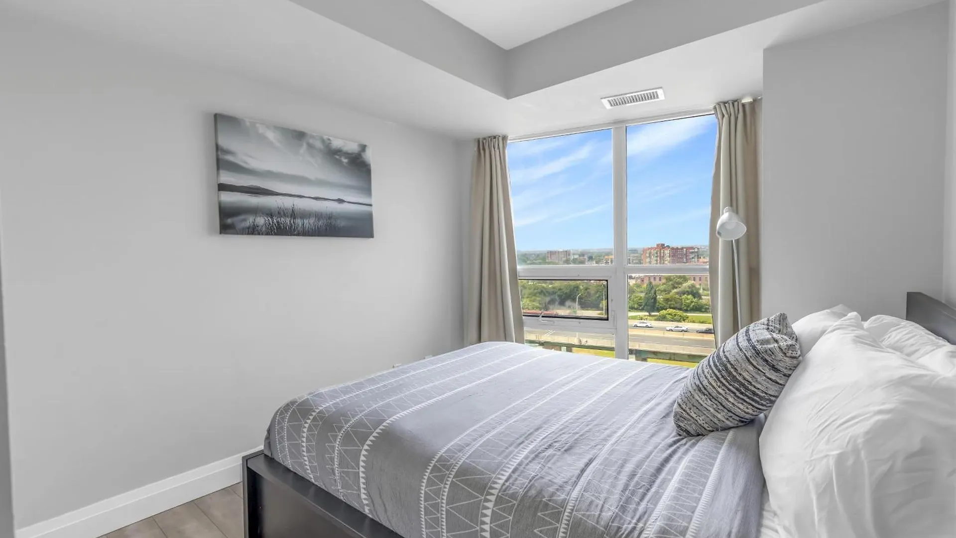Amazing 2 Bedroom Waterfront Condo Downtown With Parking