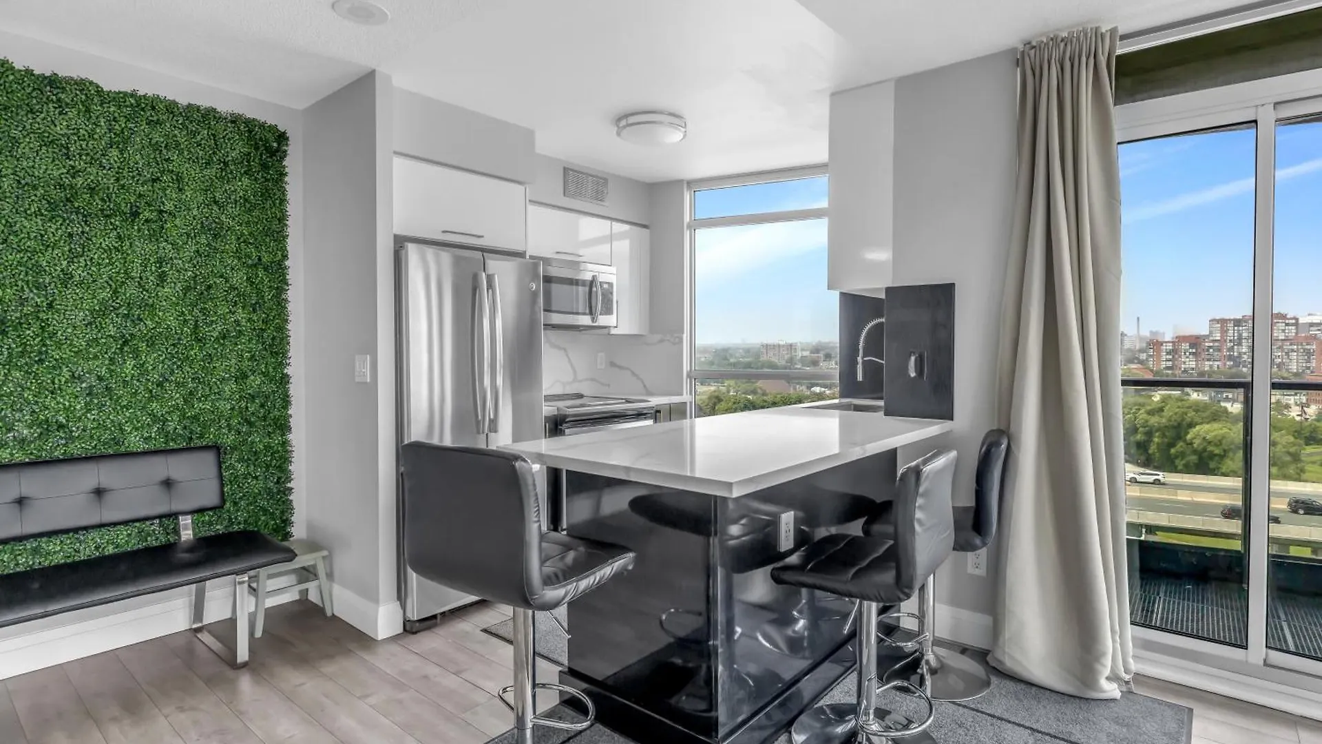 Amazing 2 Bedroom Waterfront Condo Downtown With Parking 0*, Toronto Canada