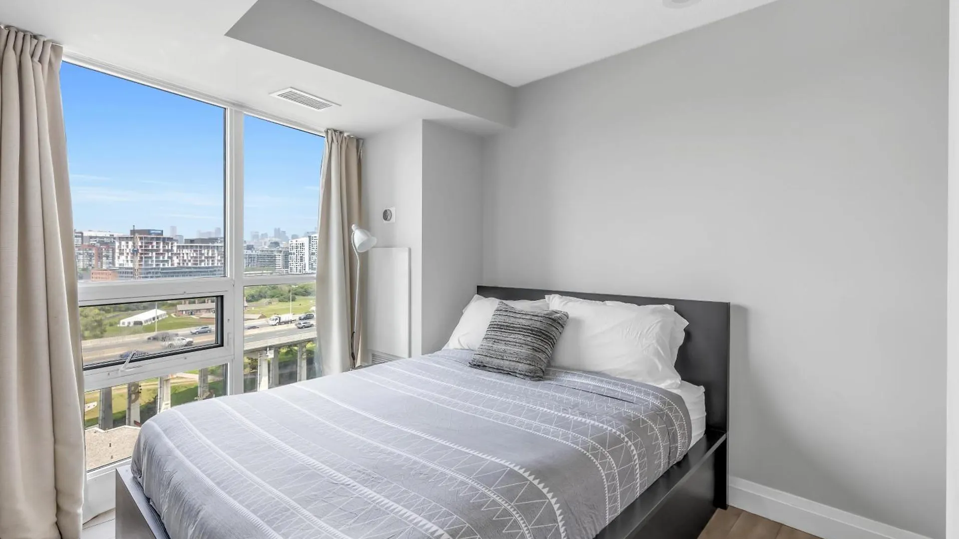Apartment Amazing 2 Bedroom Waterfront Condo Downtown With Parking Canada