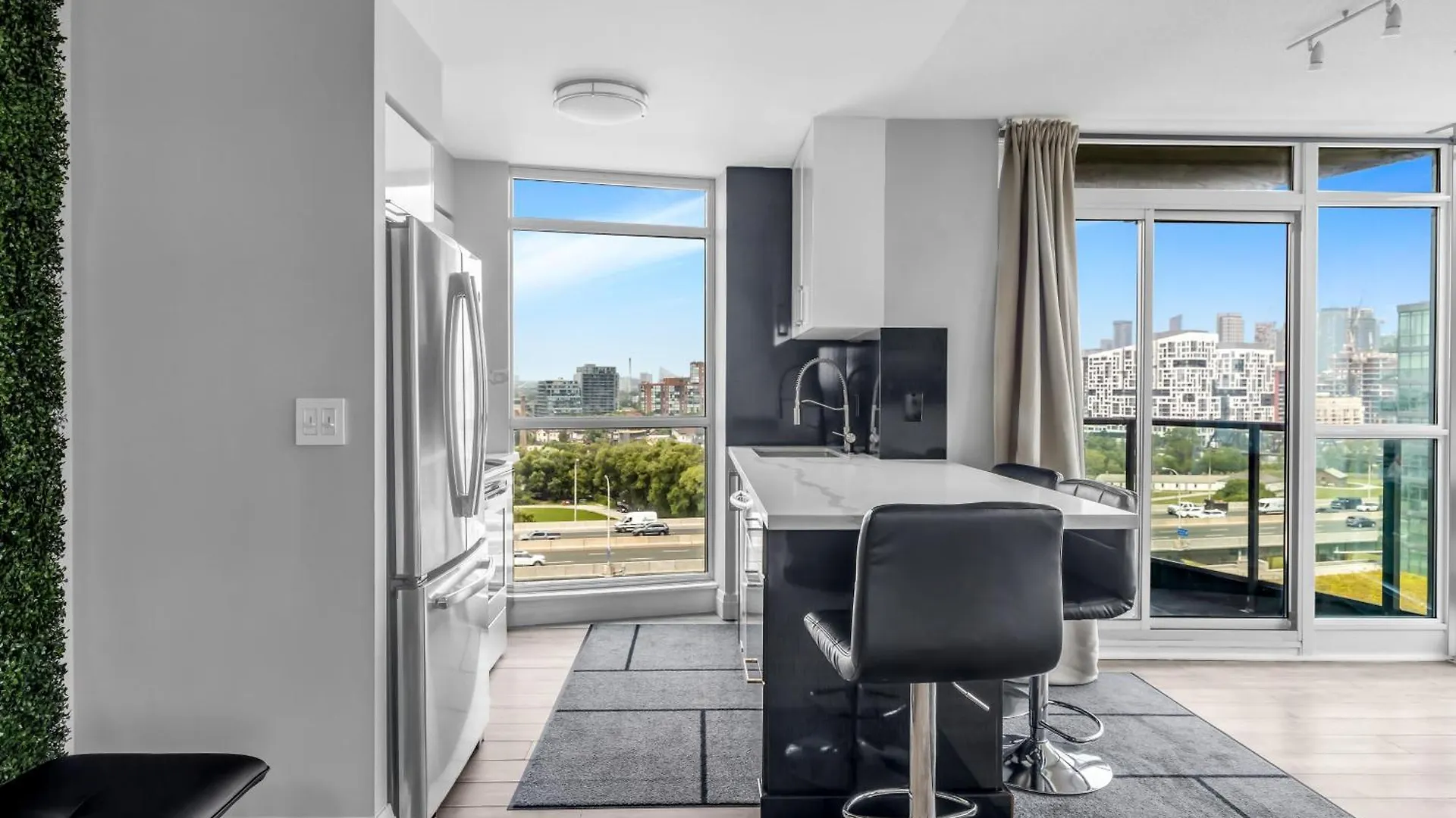 Amazing 2 Bedroom Waterfront Condo Downtown With Parking Toronto