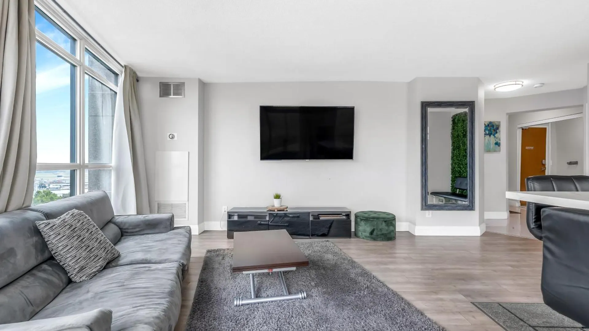 Amazing 2 Bedroom Waterfront Condo Downtown With Parking 0*, Toronto