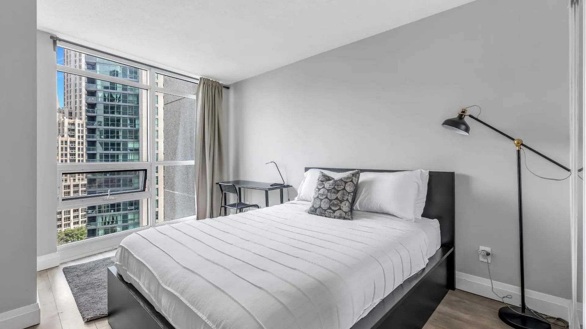 Amazing 2 Bedroom Waterfront Condo Downtown With Parking Apartment