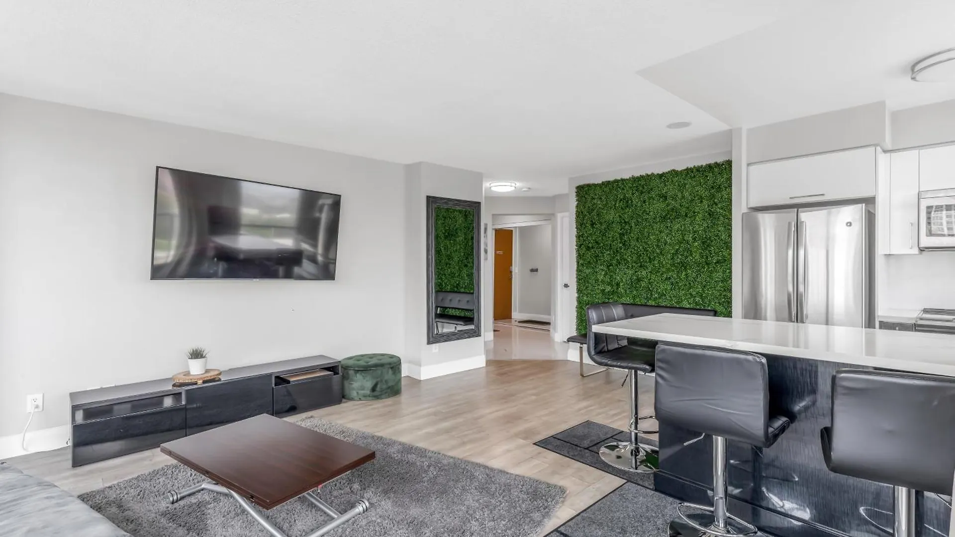 Amazing 2 Bedroom Waterfront Condo Downtown With Parking Canada