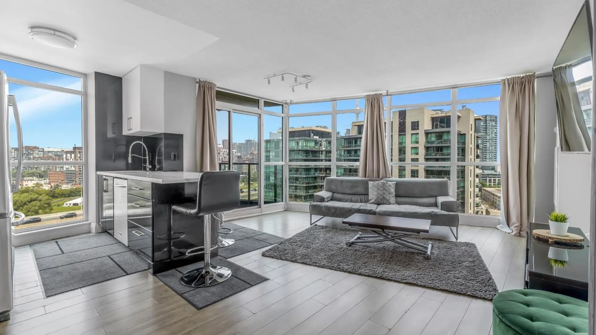 Amazing 2 Bedroom Waterfront Condo Downtown With Parking