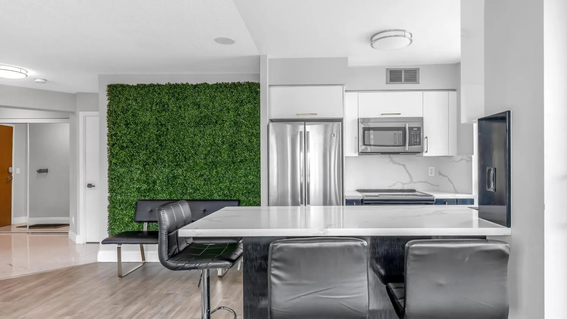 Amazing 2 Bedroom Waterfront Condo Downtown With Parking 0*, Toronto Canada