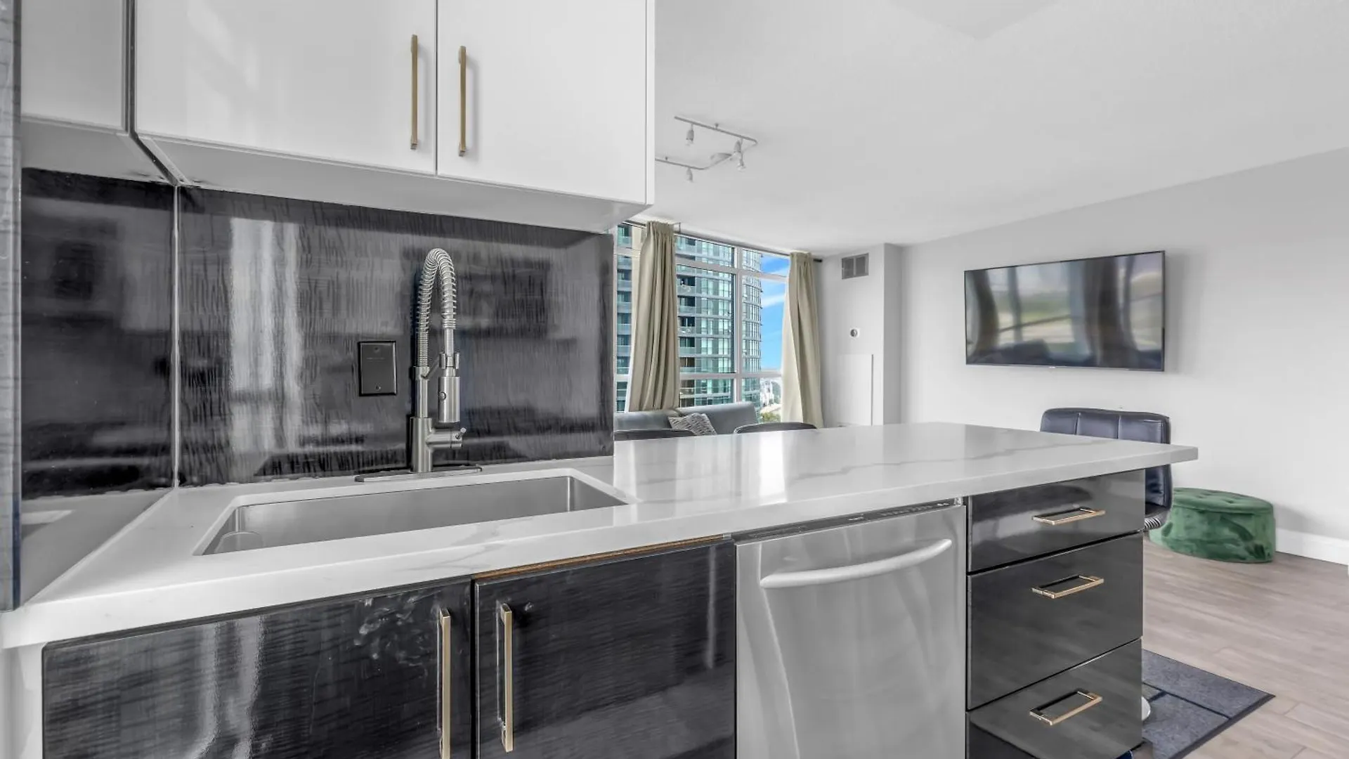 Apartment Amazing 2 Bedroom Waterfront Condo Downtown With Parking Canada